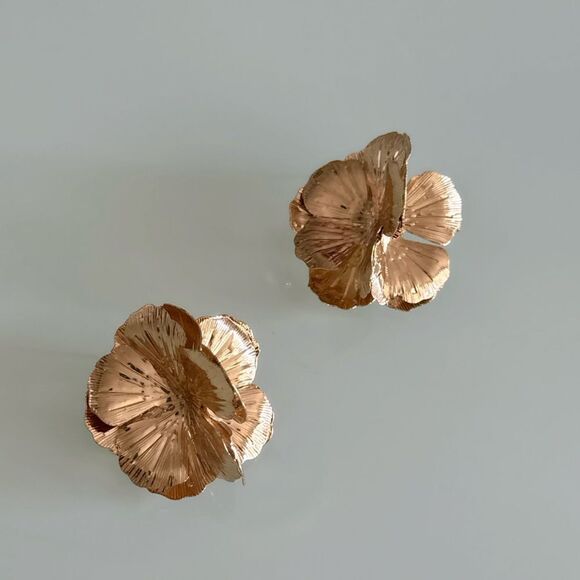 Gold Floral Earrings A980 - Picture 1 of 4